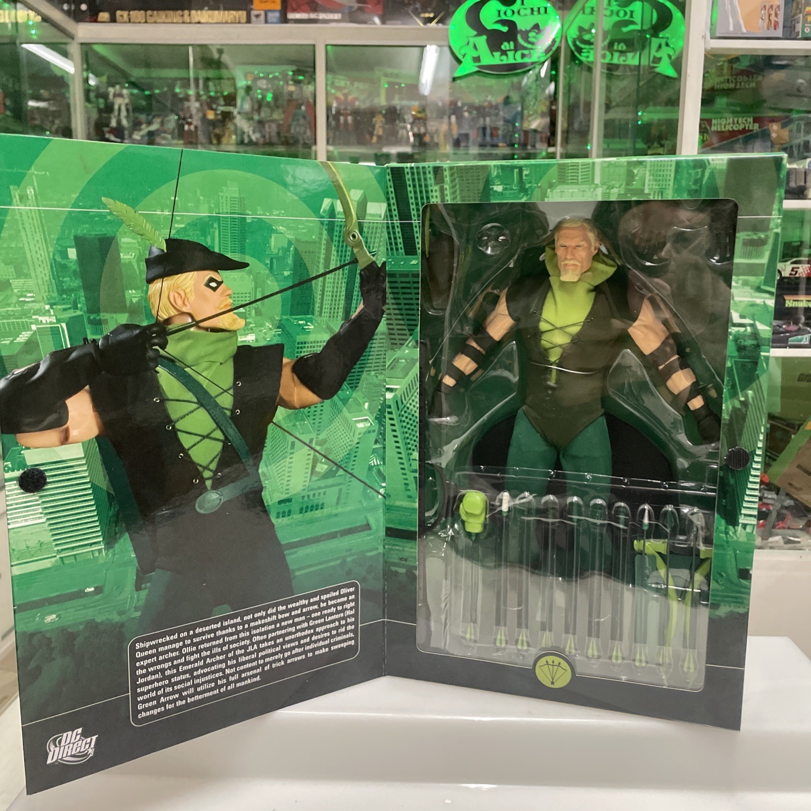 DC Direct - Green Arrow 1:6 Doll . Nuova Sealed - immagine 4