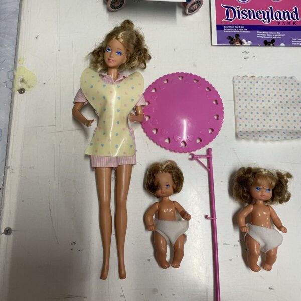 MATTEL - BARBIE - The Heart Family Bathtime Fun Double Stroller - immagine 3