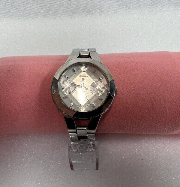 Orologio  Seiko Serie Lukia Quartz Da Donna Con Calendario E Quandrante Bianco - immagine 3