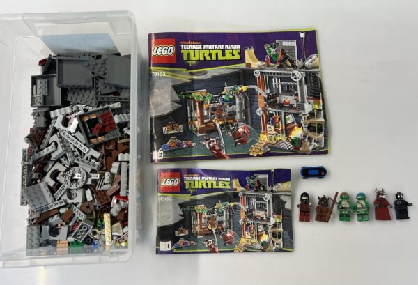 Lego serie Teenage Mutant Ninja Turtles - Set 79103 Turtle Lair Attack - immagine 3