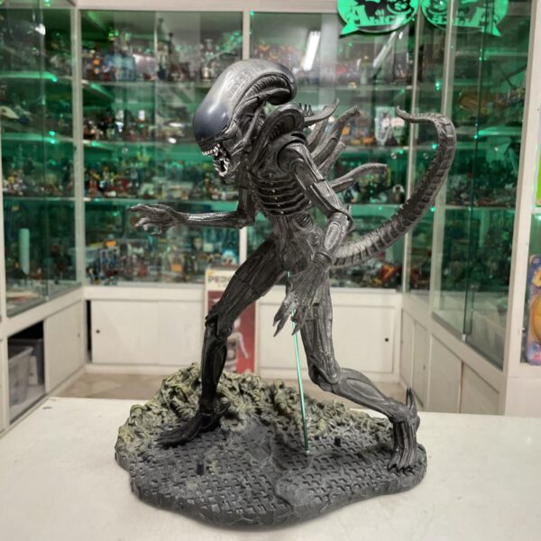 McFARLANE Alien Deluxe Lunging Inner Jaw Action Figure 12" 29 cm - immagine 4
