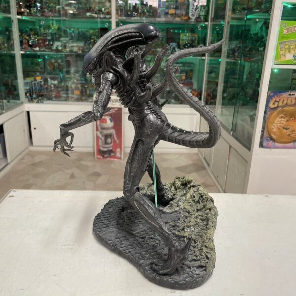 McFARLANE Alien Deluxe Lunging Inner Jaw Action Figure 12" 29 cm - immagine 5