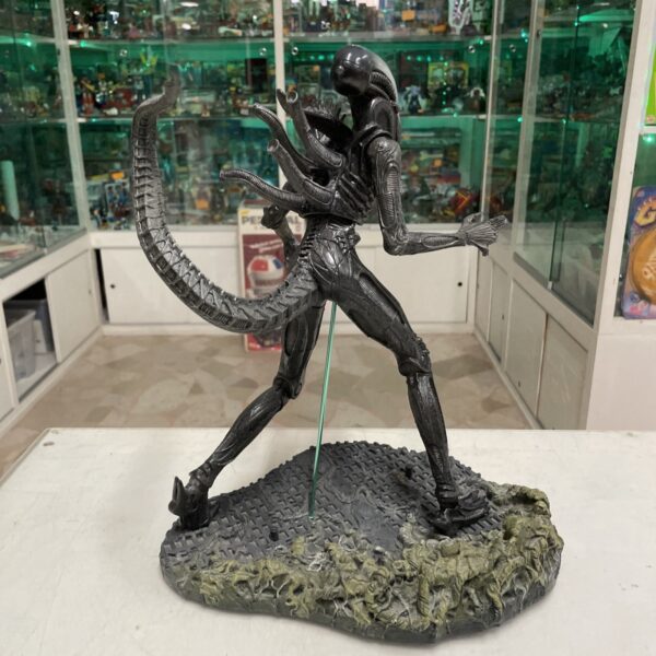 McFARLANE Alien Deluxe Lunging Inner Jaw Action Figure 12" 29 cm - immagine 6