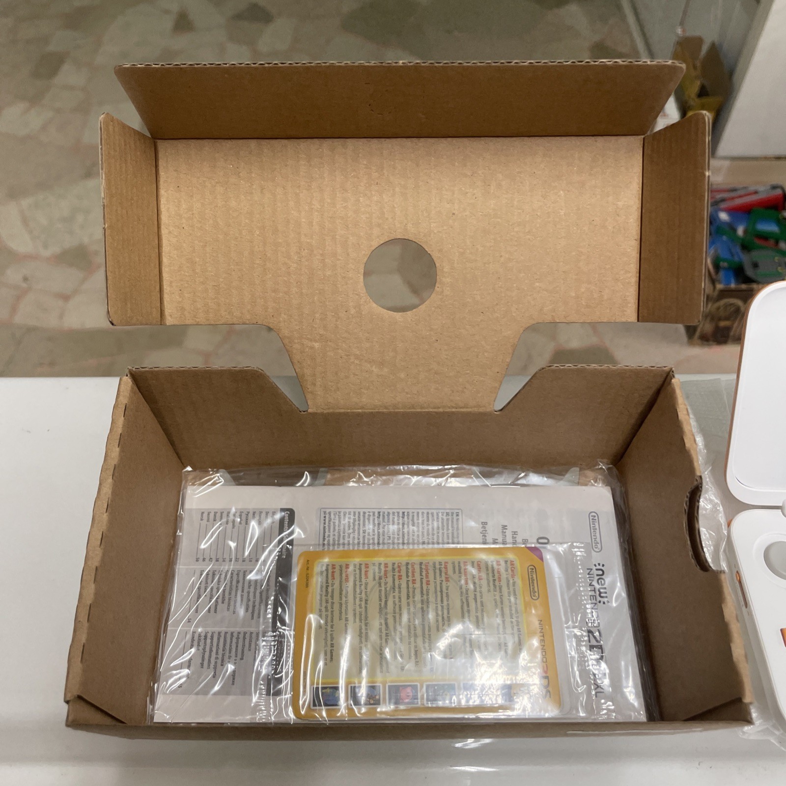 New Nintendo 2DS XL - White/orange - Usato Completo - immagine 7