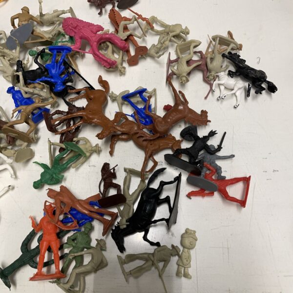Soldatini Cow Boy Indiani animali in plastica - scala 1/32 - immagine 5
