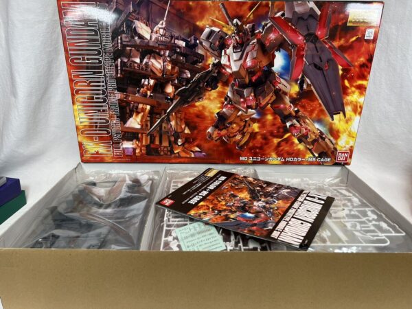 Bandai Modeli Kit Master Grade MG 1/100 RX-0 Unicorn Gundam HD Color + MS CAGE - immagine 4