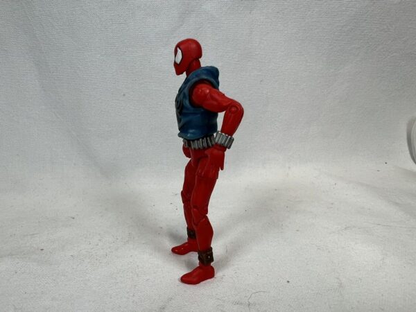 Hasbro Marvel Universe 3,75” - Scarlet Spiderman - immagine 4