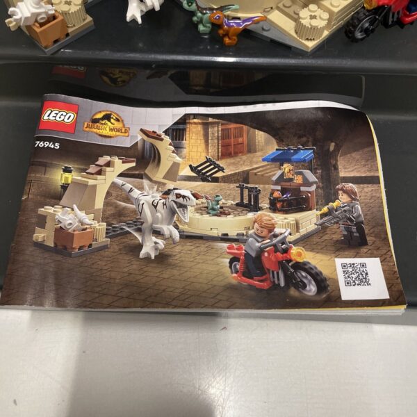 LEGO® JURASSIC WORLD Atrociraptor: inseguimento sulla moto 76945 DINO - immagine 3