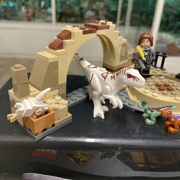 LEGO® JURASSIC WORLD Atrociraptor: inseguimento sulla moto 76945 DINO - immagine 4