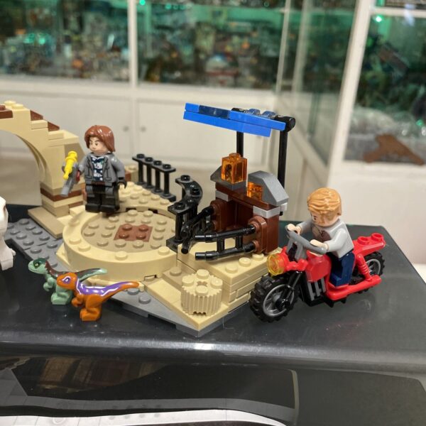 LEGO® JURASSIC WORLD Atrociraptor: inseguimento sulla moto 76945 DINO - immagine 5