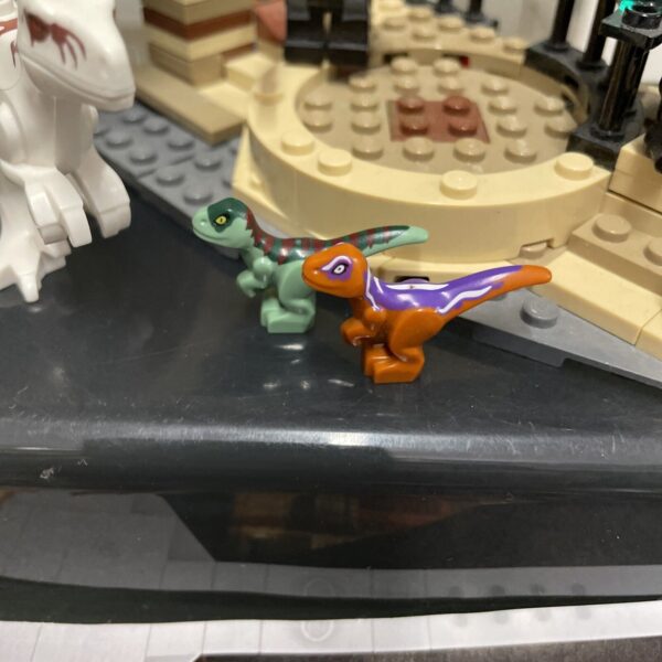 LEGO® JURASSIC WORLD Atrociraptor: inseguimento sulla moto 76945 DINO - immagine 6