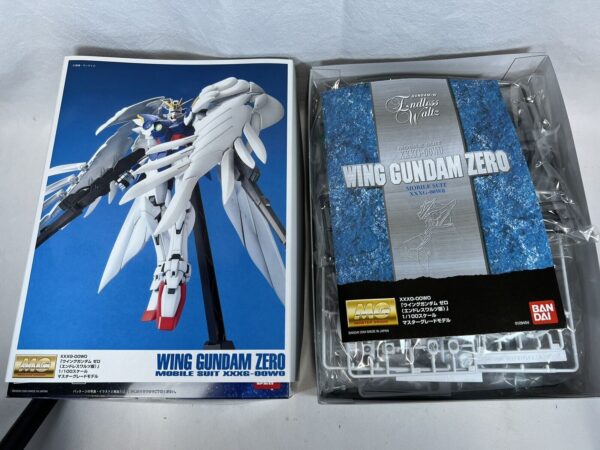 Bandai Model Kit Master Grade MG 1/100 Wing Gundam Zero - immagine 6