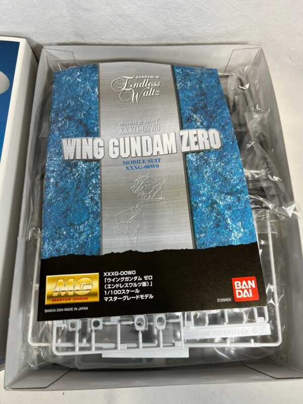 Bandai Model Kit Master Grade MG 1/100 Wing Gundam Zero - immagine 7
