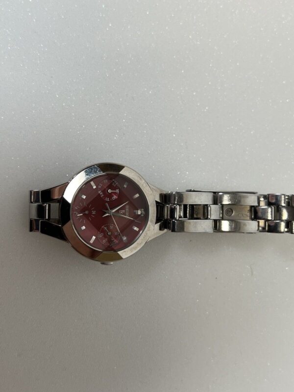 Orologio  Seiko Serie Lukia Quartz Da Donna Con Calendario E Quandrante Rosso - immagine 4