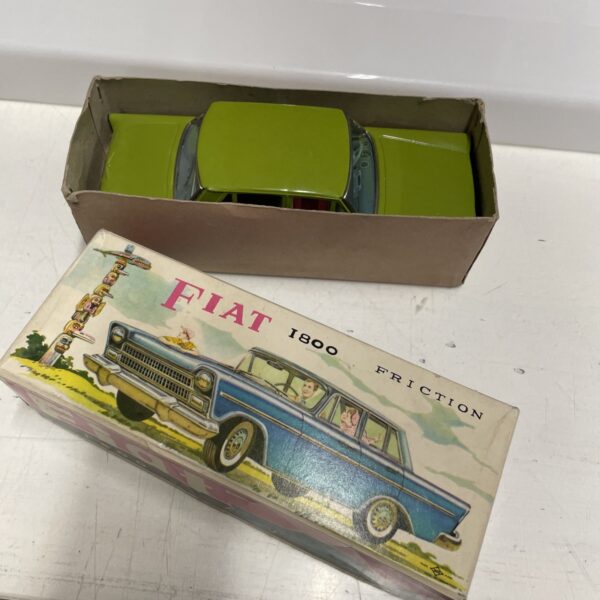 DAIYA - FIAT 1800 Friction - Tin Toys Vintage made in Japan - immagine 5