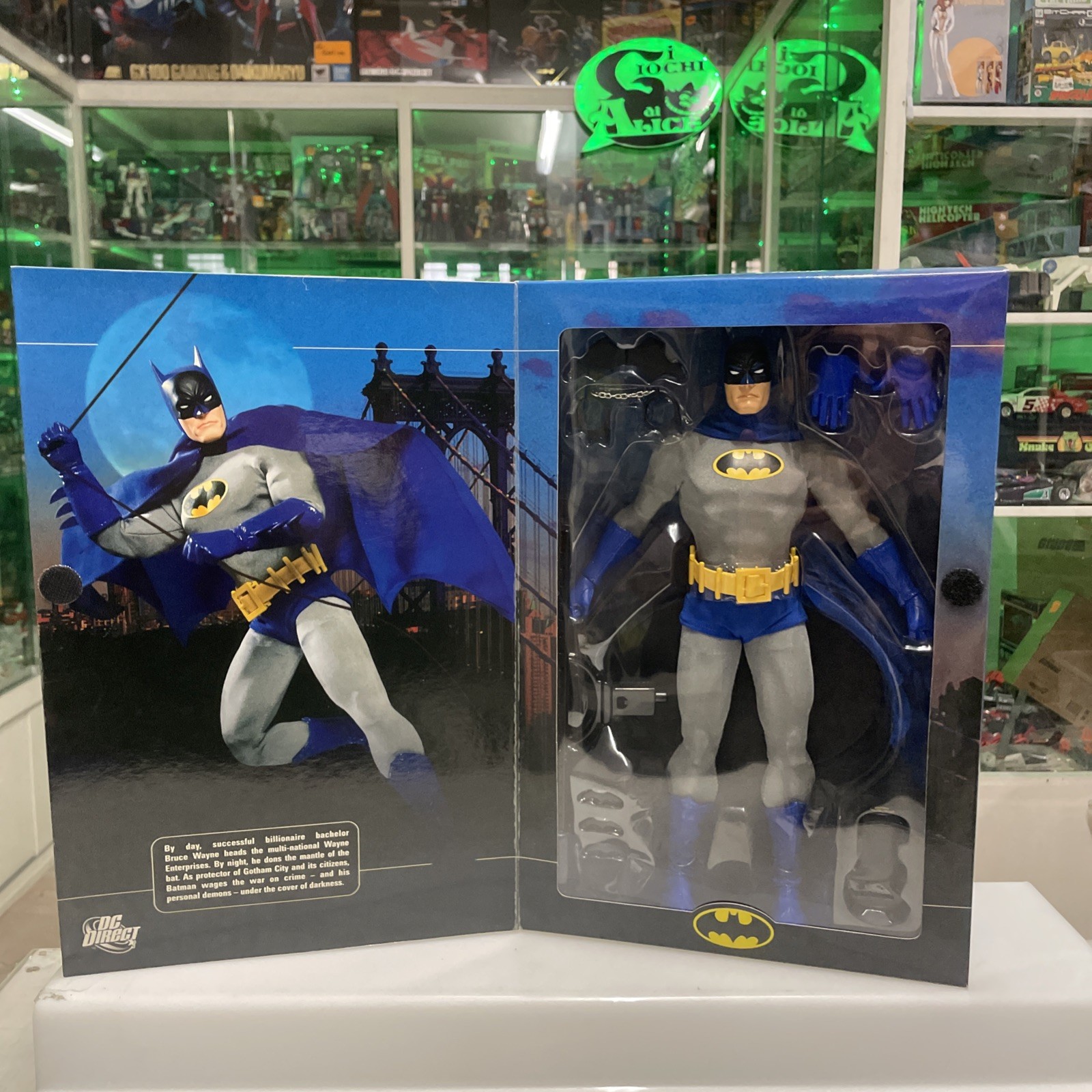 DC Direct - Batman Classic 1:6 Doll . Nuova Sealed - immagine 4