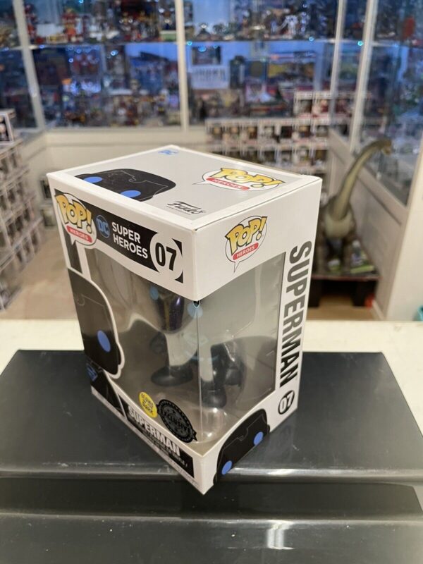 FUNKO POP - Super Heroes # 07 superman ( gloe in the dark ) - immagine 3