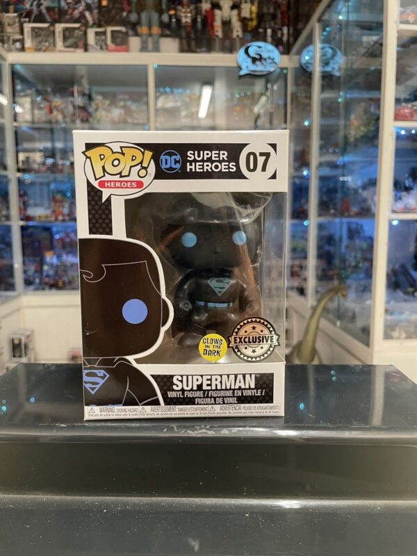 FUNKO POP - Super Heroes # 07 superman ( gloe in the dark )