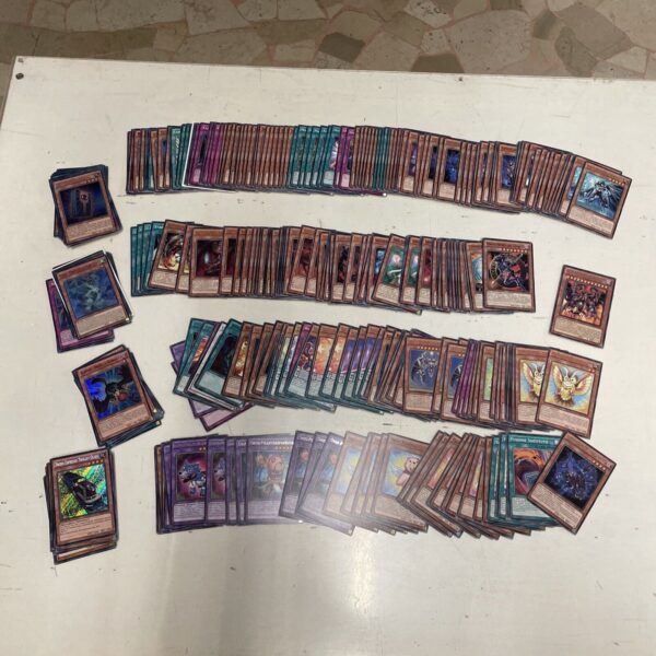 Konami Yu-Gi-Oh! Lotto misto con 54 carte foil