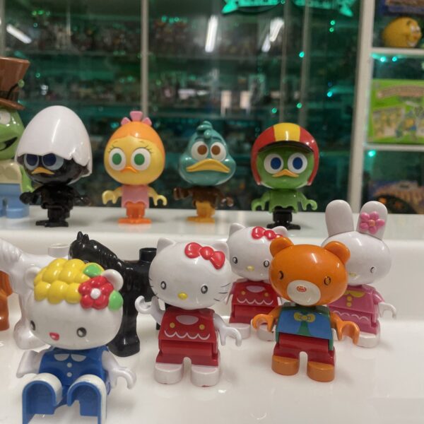 UNICLO stile LEGO DUPLO Lotto 5,7 Kg  - Calimero Hello Kitty Ape Maia - - immagine 12