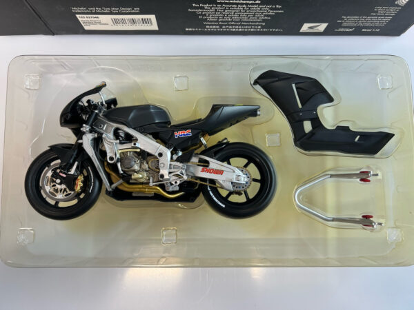 Minichamps  - limited edition Honda RC 211 V - Valentino Rossi - 1:12 - immagine 5